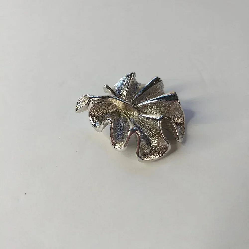 Sarah Coventry Silver Tone Rolling Leaf Pin Brooch Vintage Glam Nature